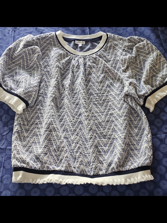 Voy Sweaters - Voy Textured Chevron Short Sleeve Top in Navy & White